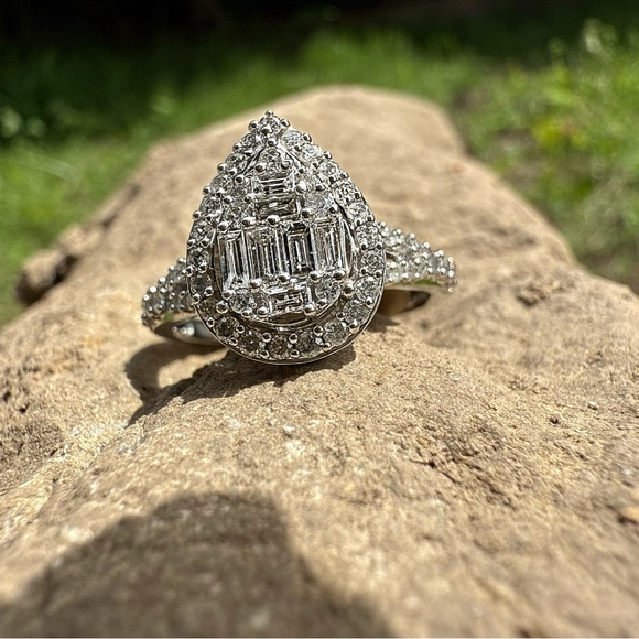 Elegant Diamond Engagement Ring with Timeless Design